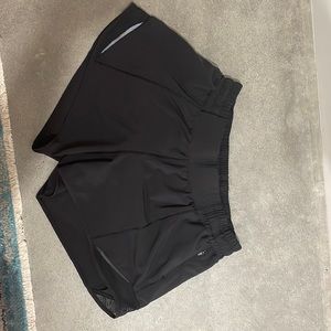 Lululemon Hotty-Hot Mid-Rise Lined Short. Size 8.